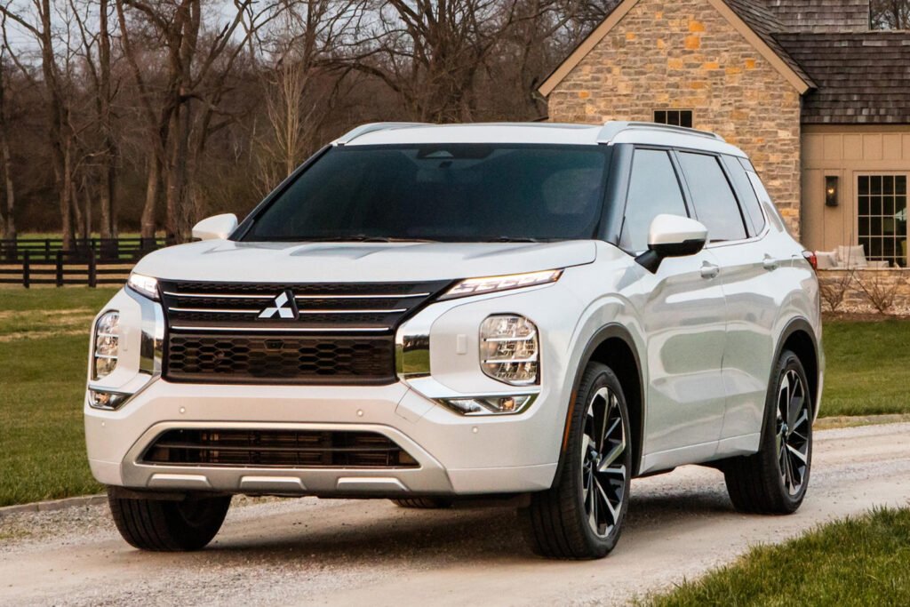 2022-mitsubishi-outlander-first-look-review:-blazing-ahead