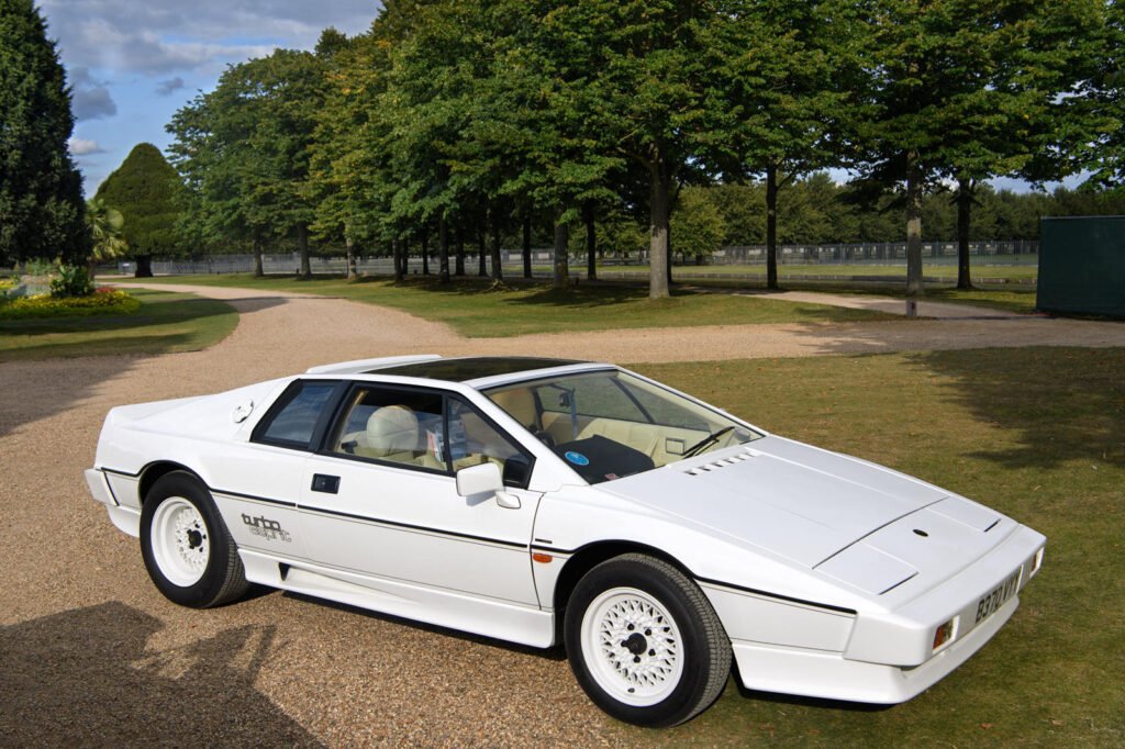 amazing-display-of-95-british-cars-will-mark-each-year-of-the-queen’s-life