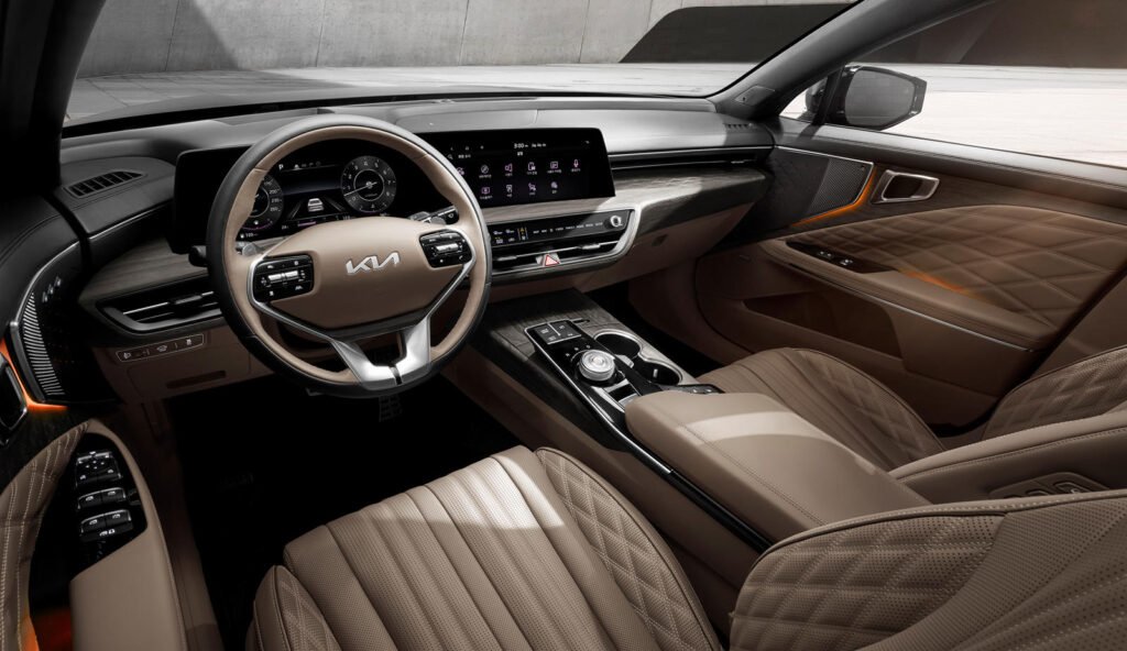 take-a-look-inside-the-kia-k8’s-swanky-interior