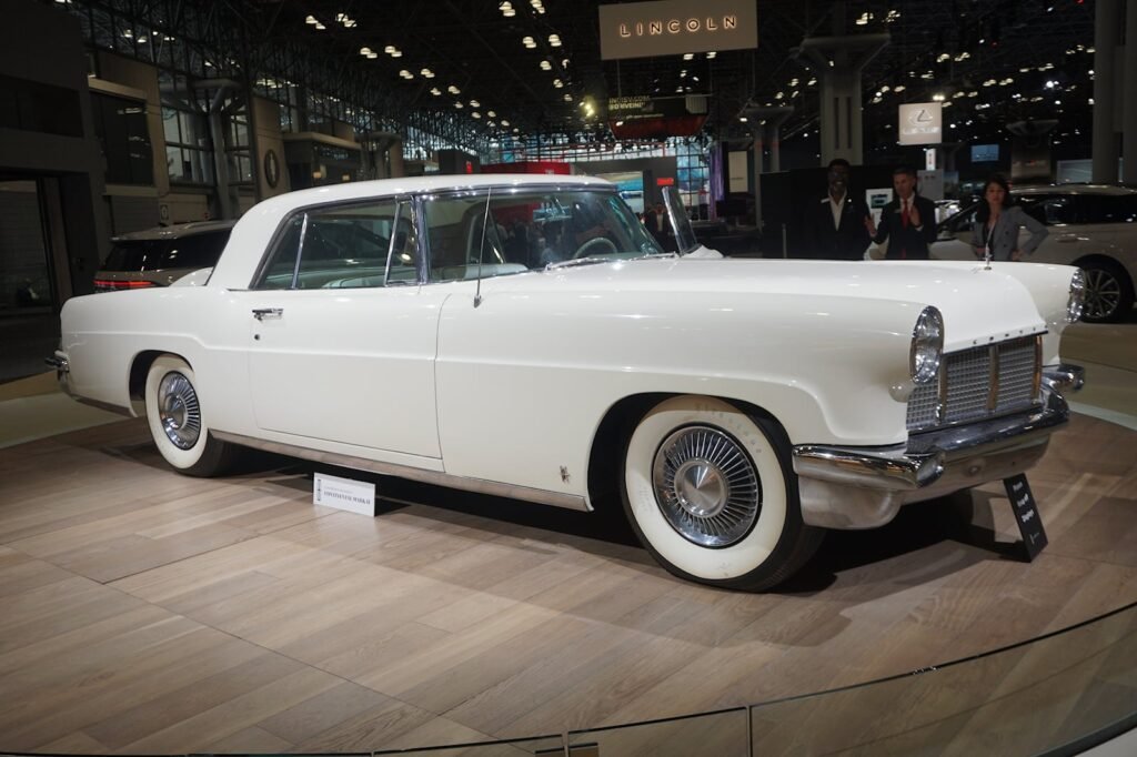 the-story-of-the-king’s-lincoln-continental-is-classic-elvis