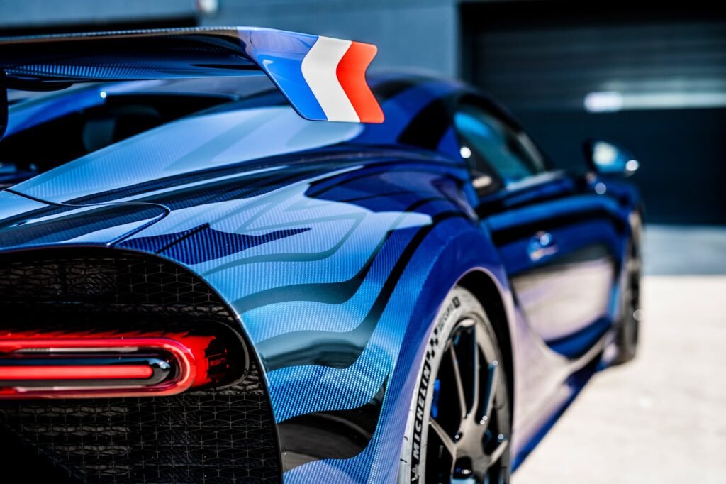 bugatti’s-latest-1-of-1-chiron-has-exposed-blue-carbon-fiber-bodywork