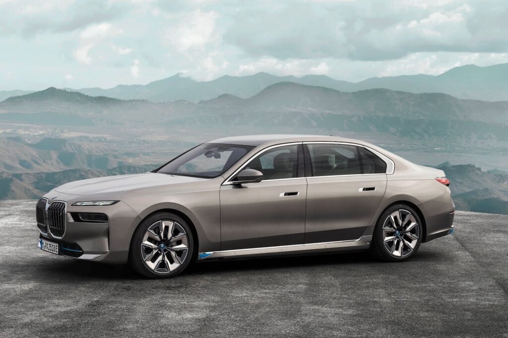 2023-bmw-i7-first-look-review:-taking-the-s-class-crown