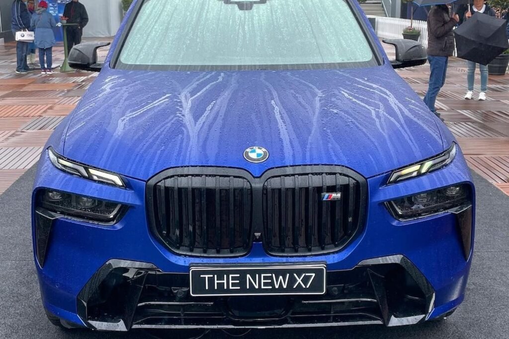 the-new-bmw-x7-looks-incredible-in-frozen-portimao-blue