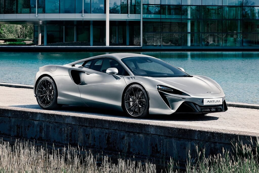 mclaren-honors-queen-elizabeth-ii-with-platinum-artura