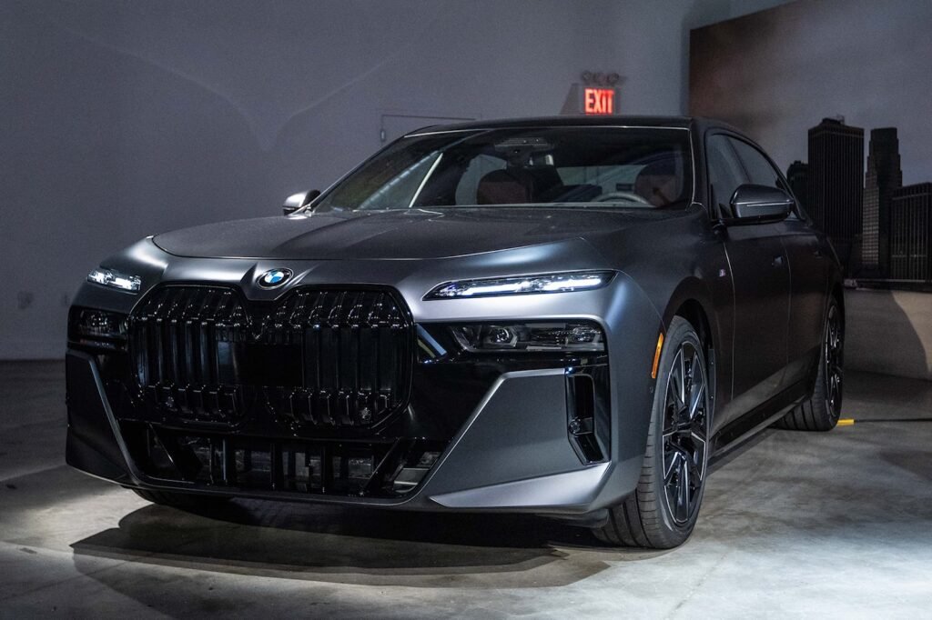 this-is-why-bmw’s-electric-and-combustion-models-share-faces