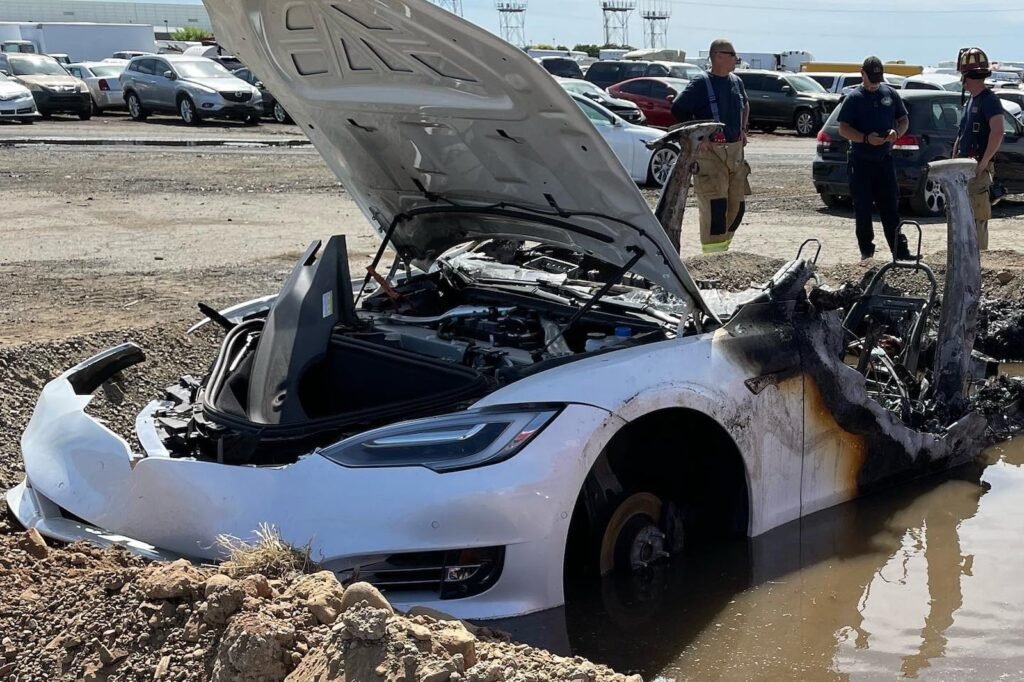 firefighters-drown-tesla-model-s-to-extinguish-battery-fire