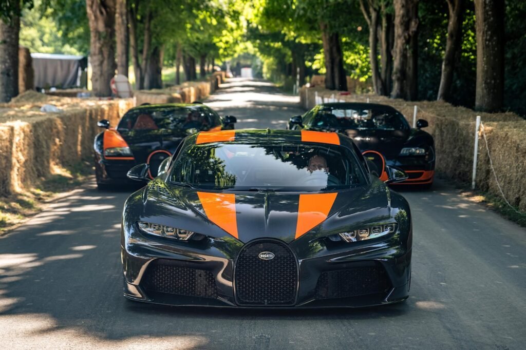 a-4000-hp-gang-of-bugatti-hypercars-attack-goodwood