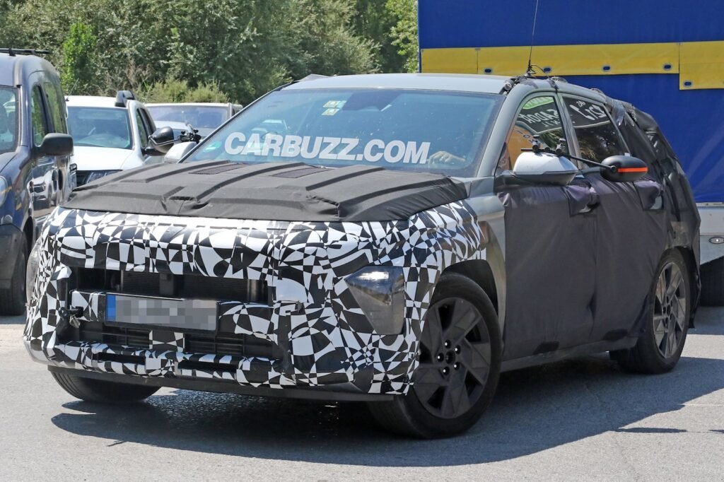 hyundai-kona-spied-towing-a-trailer-almost-twice-its-size