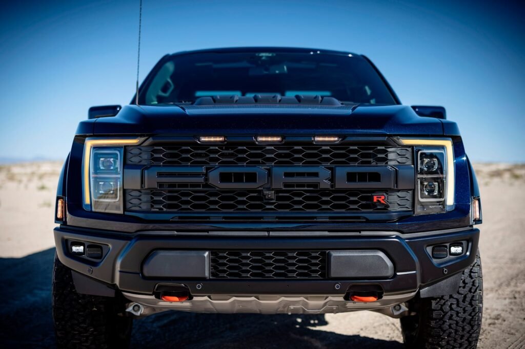 ford-doesn’t-care-the-raptor-r-has-less-power-than-the-ram-1500-trx