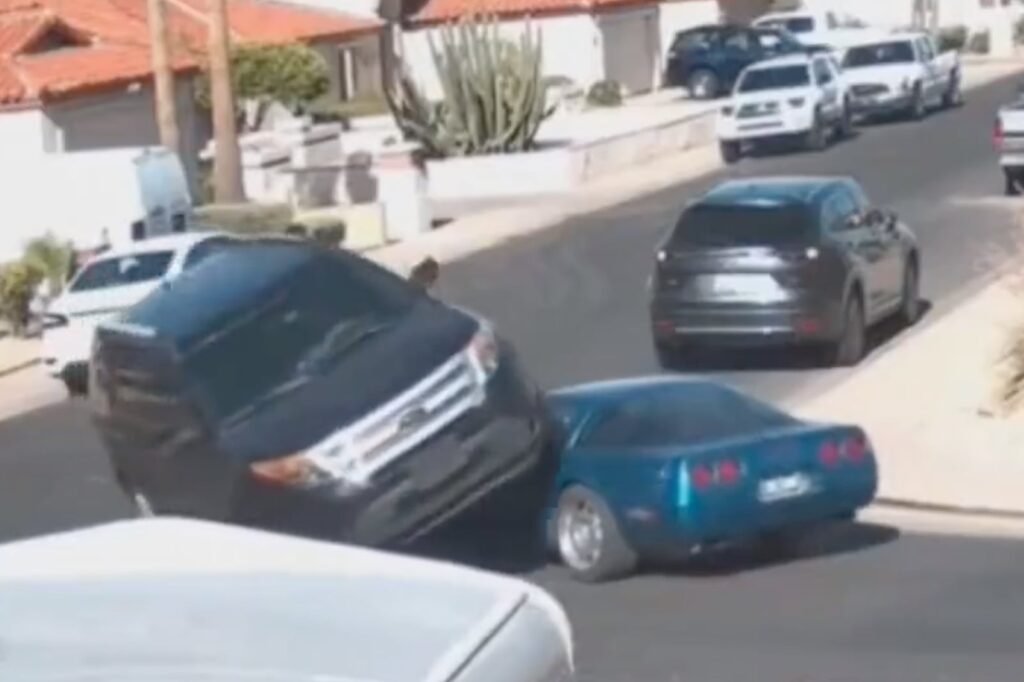 ford-explorer-drives-over-corvette-like-it’s-not-there