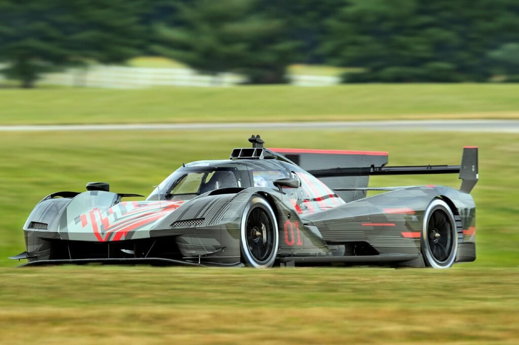 cadillac-takes-its-wild-v8-hypercar-to-the-track