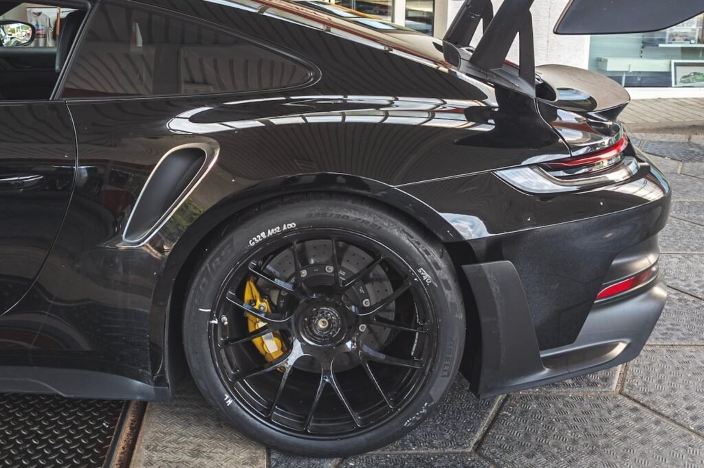 new-porsche-911-gt3-rs-coming-with-bespoke-pirelli-tires