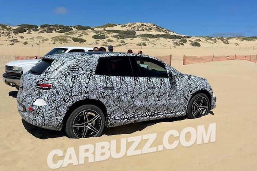 mercedes-eqe-suv-gets-stuck-on-california-beach,-engineers-claim-to-work-for-tesla