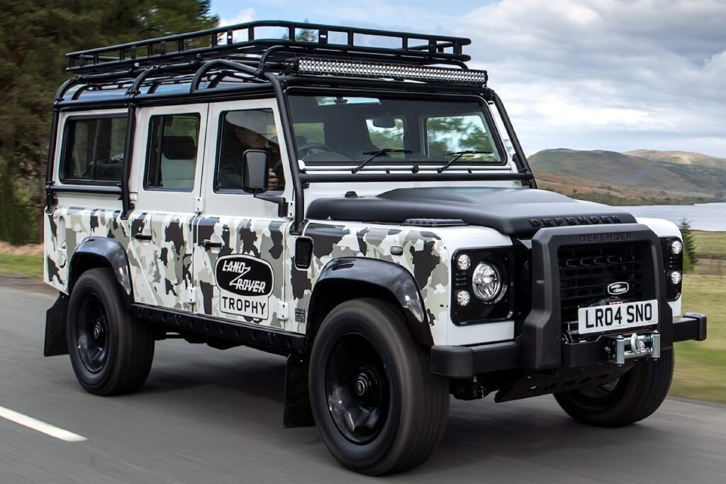 land-rover-unveils-special-defender-works-v8-trophy-ii-limited-edition-priced-at-$270,000