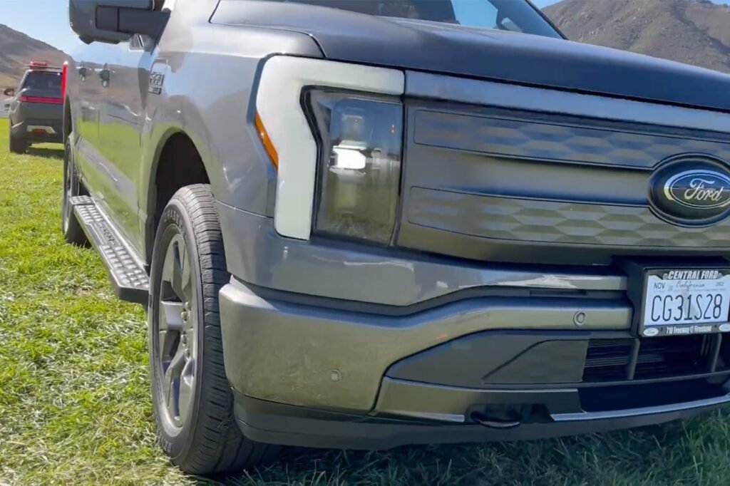 watch-a-rivian-r1t-embarrass-ford-f-150-lightning-in-tug-of-war