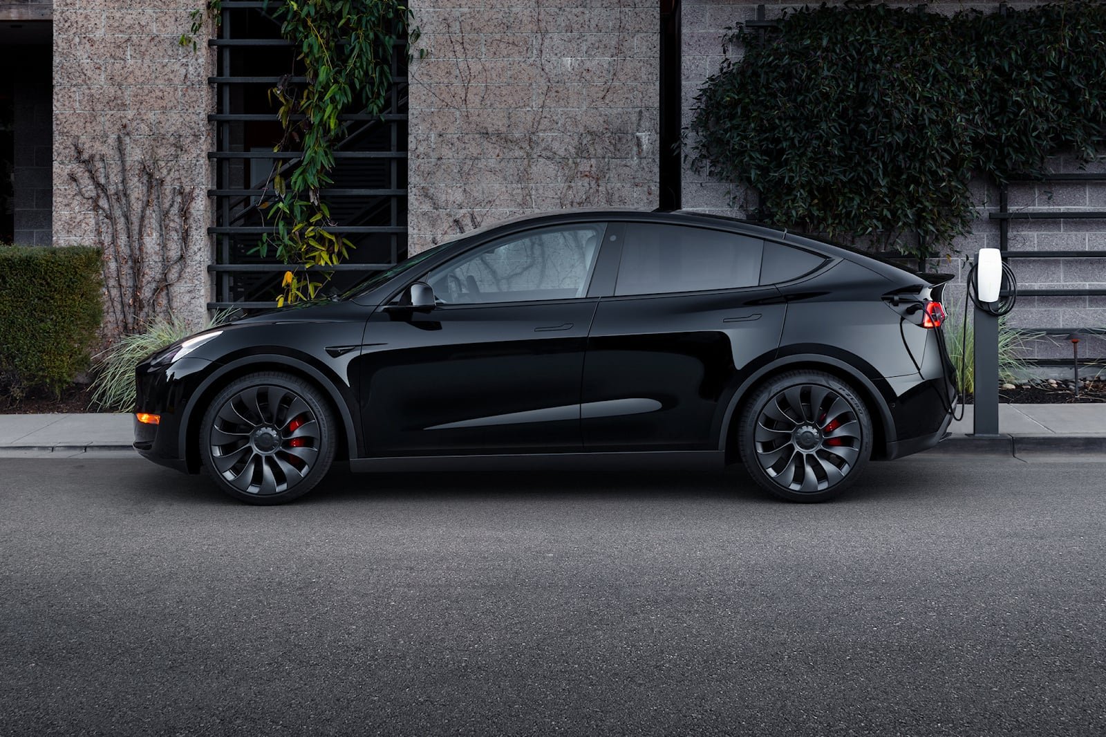tesla-wants-a-giga-factory-in-canada-to-make-cheaper-cars