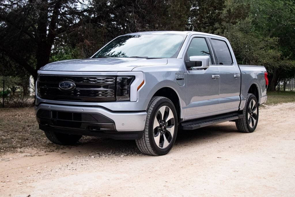 ford-gives-f-150-lightning-owners-a-few-“tanks”-of-electricity