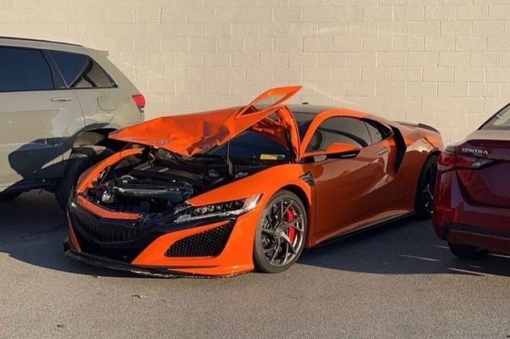 acura-nsx-runs-face-first-into-a-jeep-wrangler-at-a-dealership